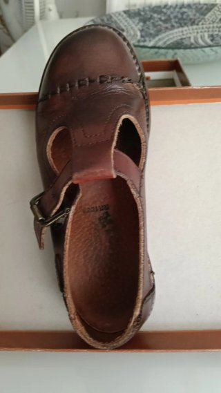 Zapato marrón de piel con tira