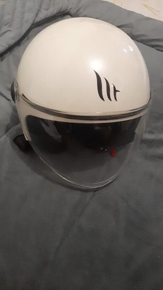 Casco de moto blanco con visera