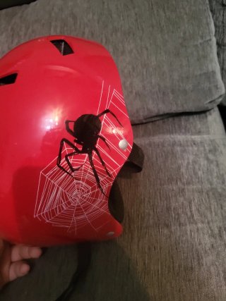 Casco bici infantil rojo araña