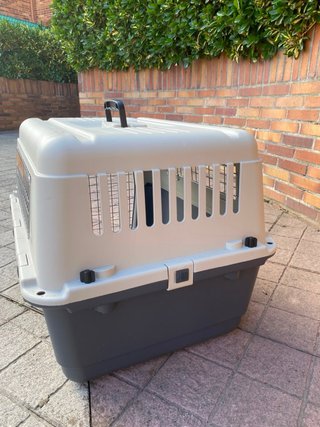 Transportín para perro gris y blanco