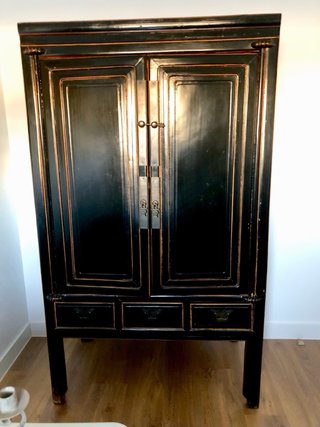 Mueble oriental lacado negro interior color natura