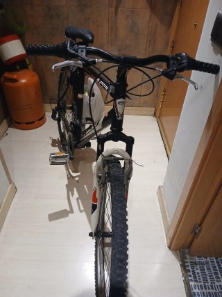 Bicicleta de montaña negra