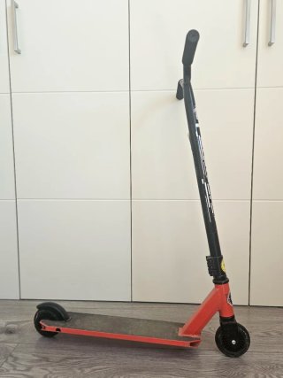Patinete scooter rojo y negro