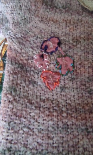 Maglia con ricami e perline