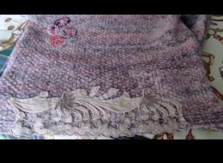 Maglia con ricami e perline