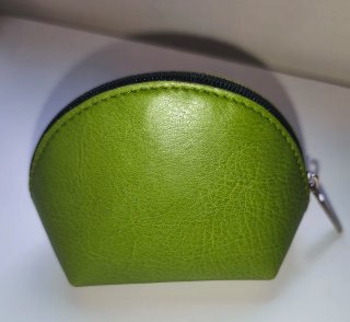 Monedero de piel verde con flor de Suiza