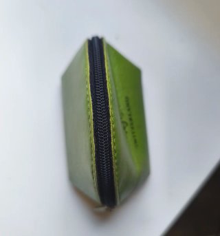 Monedero de piel verde con flor de Suiza