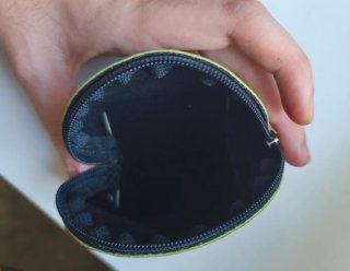 Monedero de piel verde con flor de Suiza
