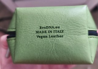 Monedero de piel verde con flor de Suiza