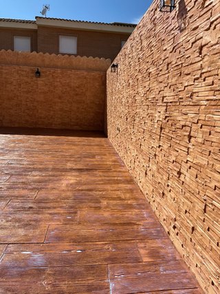 Hormigón impreso pulido y verticales Muros