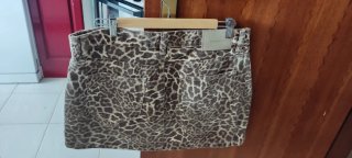 Saia curta com padrão leopardo