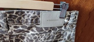 Saia curta com padrão leopardo
