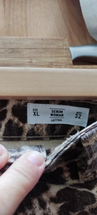 Saia curta com padrão leopardo