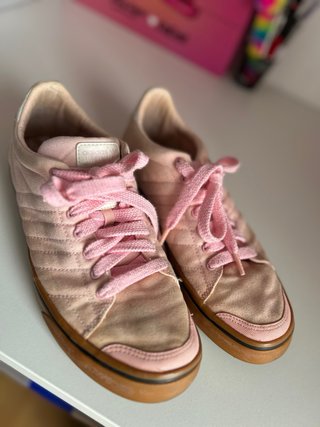 Zapatillas rosas con cordones