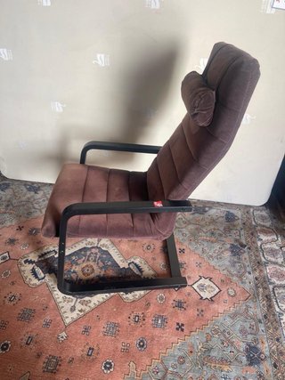Sillón de tela marrón
