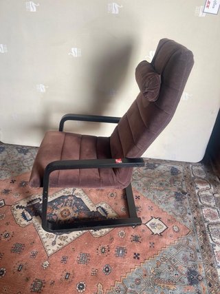 Sillón de tela marrón