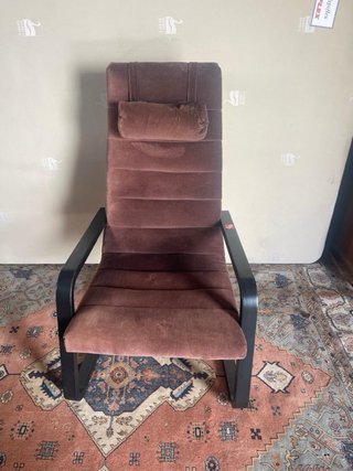 Sillón de tela marrón