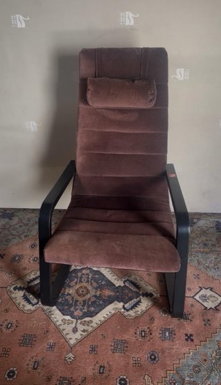 Sillón de tela marrón