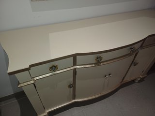 Mueble recibidor beige y dorado