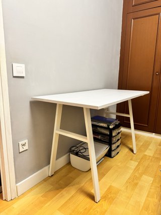 Mesa de estudio blanca