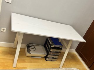 Mesa de estudio blanca