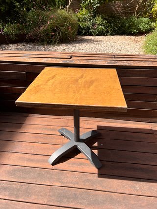 Mesa cuadrada de exterior madera y metal