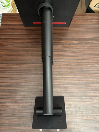 Pie de monitor Lenovo negro y rojo