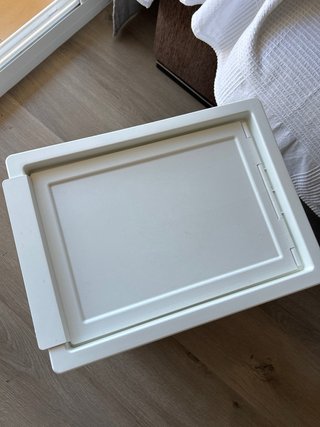Cubo de basura blanco con tapa