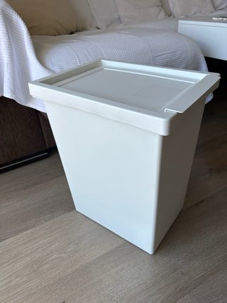 Cubo de basura blanco con tapa