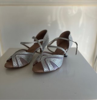 Zapatos de baile plateados con pedrería