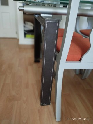 Mesa de comedor de cristal y metal