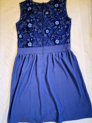Vestido azul com renda floral
