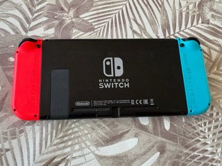 Nintendo Switch + 3 mandos extra + accesorios