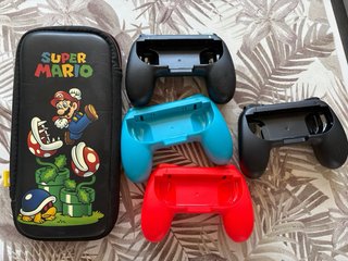 Nintendo Switch + 3 mandos extra + accesorios