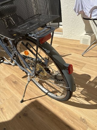 Bicicleta azul grisáceo con doble cesta