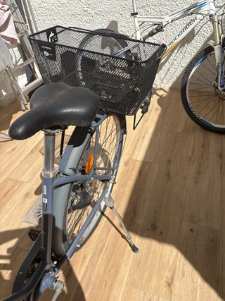 Bicicleta azul grisáceo con doble cesta