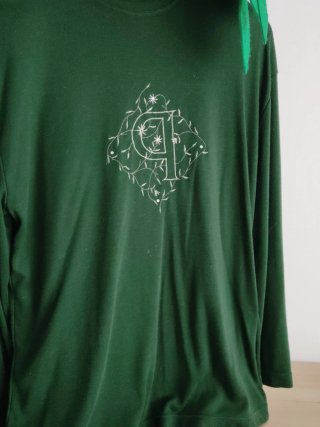 Jersey cuello alto verde con bordado