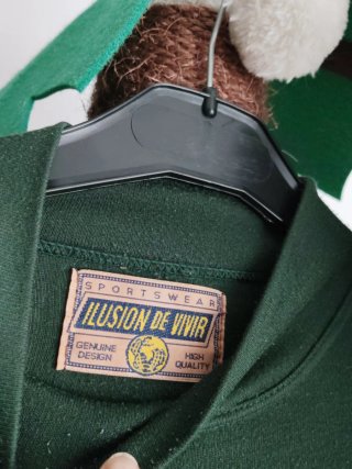 Jersey cuello alto verde con bordado