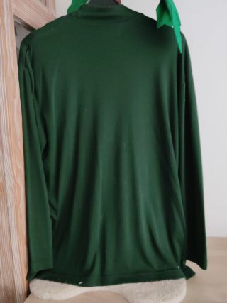 Jersey cuello alto verde con bordado