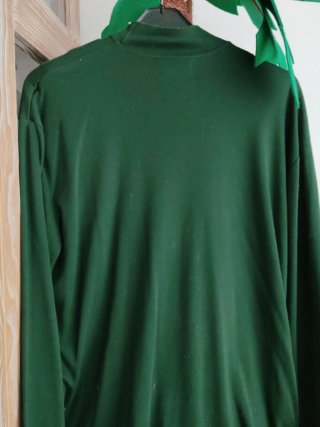 Jersey cuello alto verde con bordado