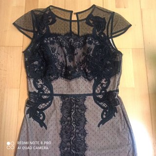 Vestido de encaje beige y negro