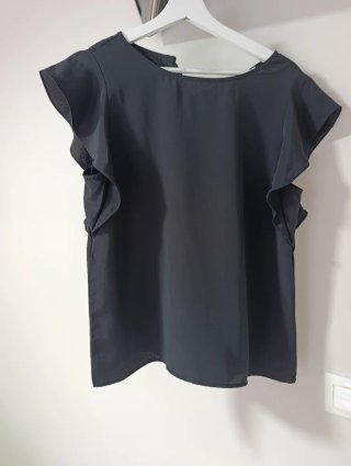 Blusa negra con volantes