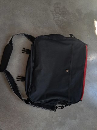 Mochila bandolera negra y roja