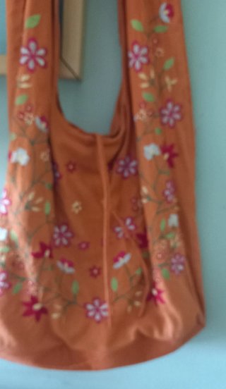 Bolso naranja con flores rosas
