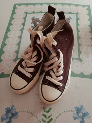 Zapatillas altas marrones y blancas