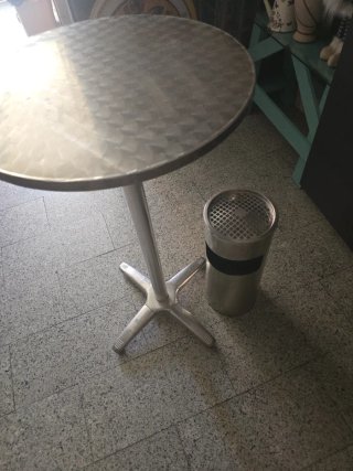 Conjunto de Mesa alta metálica y Cenicero metalico