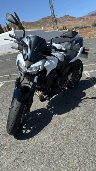 Kawasaki Z650 Naked Blanca y Negra