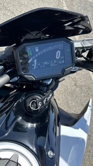 Kawasaki Z650 Naked Blanca y Negra