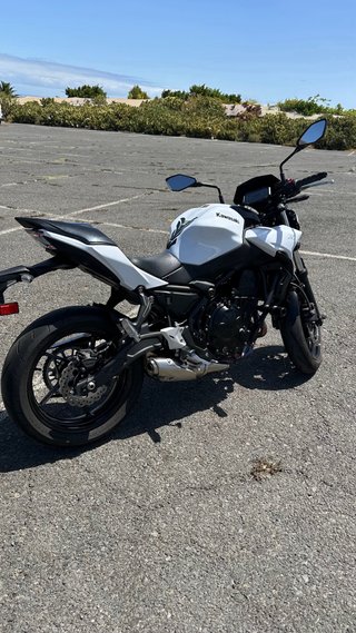 Kawasaki Z650 Naked Blanca y Negra