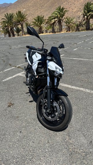 Kawasaki Z650 Naked Blanca y Negra
